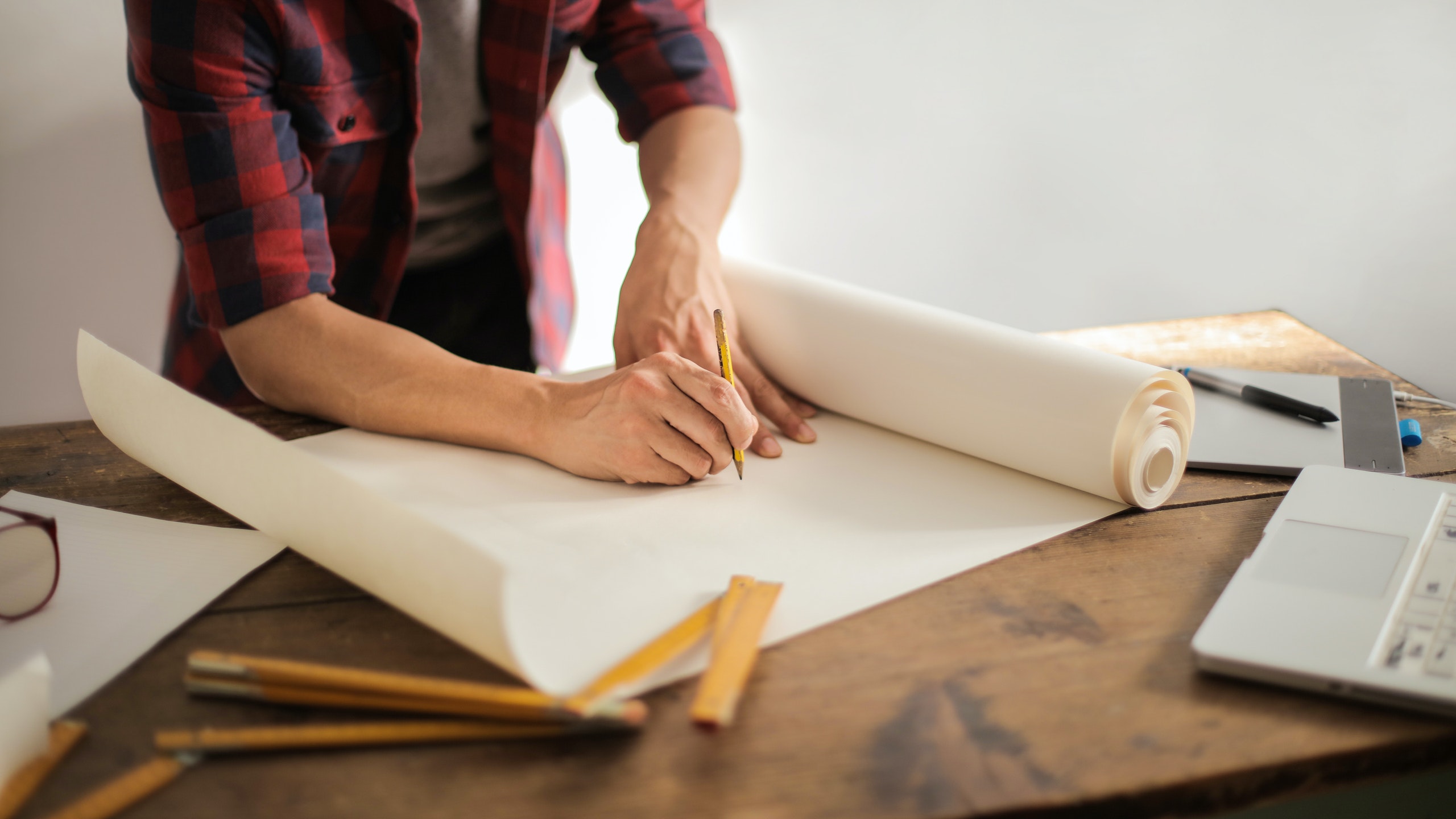 Entreprenør lager en blåplan